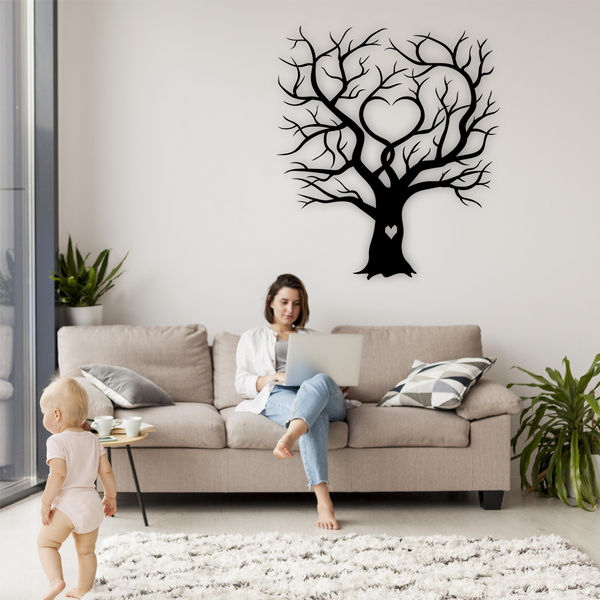 Installation sur un mur d'une décoration murale en métal finition noire, modèle Arbre d'amour infini