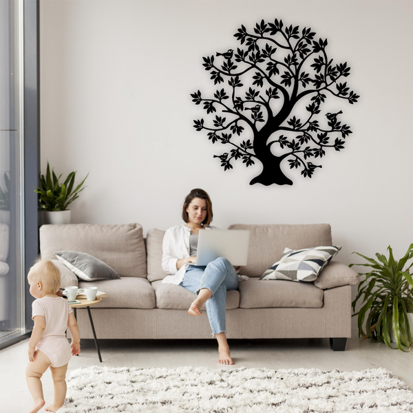 Installation sur un mur d'une décoration murale en métal finition noire, modèle Arbre aux oiseaux