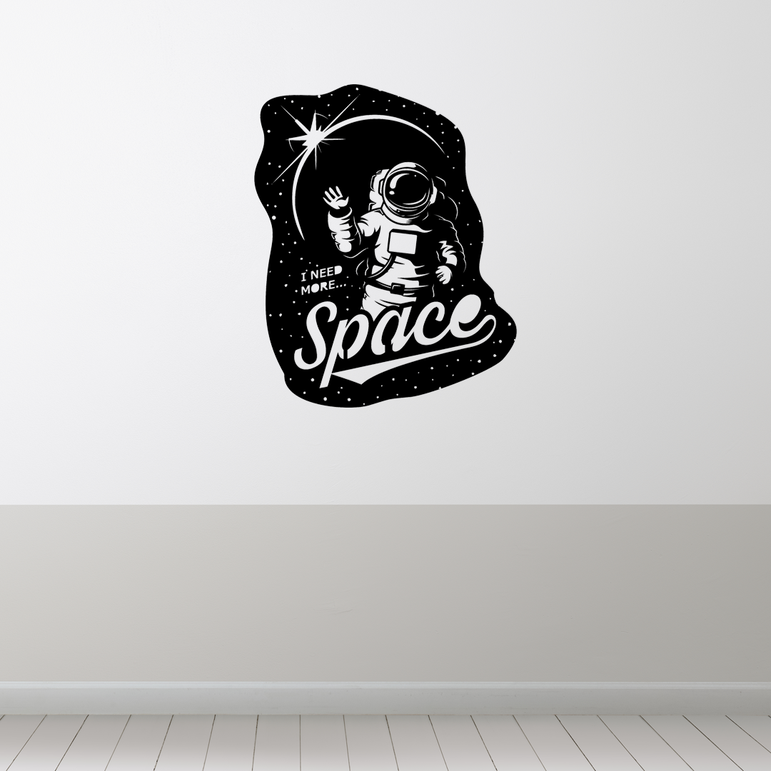 Installation sur un mur d'une décoration murale en métal finition noire, modèle Astronaute