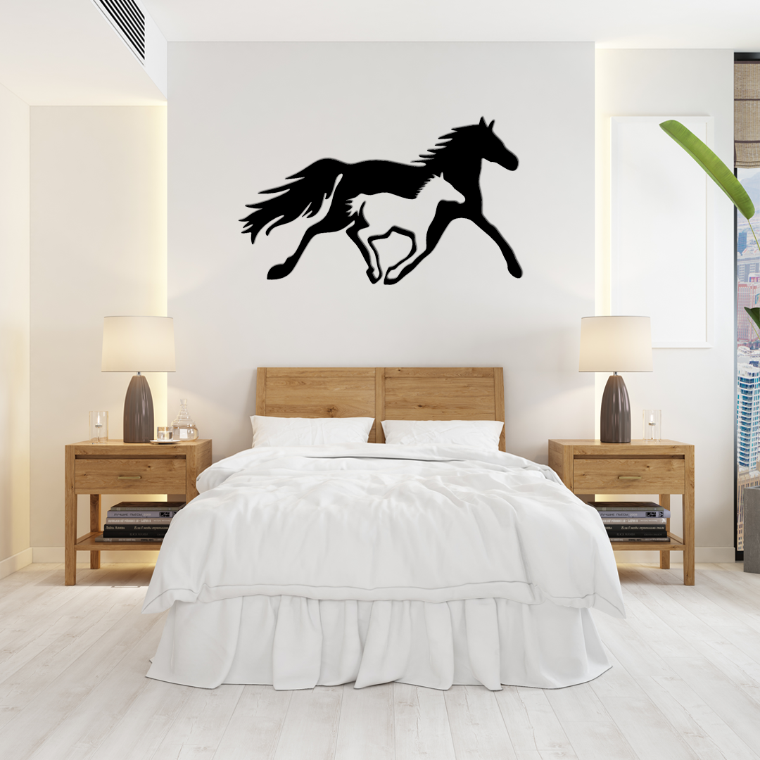 Installation sur un mur d'une décoration murale en métal finition noire, modèle Chevaux au galop