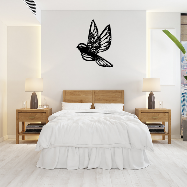 Installation sur un mur d'une décoration murale en métal finition noire, modèle Oiseau floral