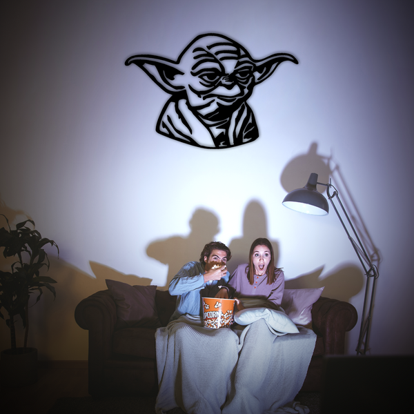 Installation sur un mur d'une décoration murale en métal finition noire, modèle Buste de Yoda