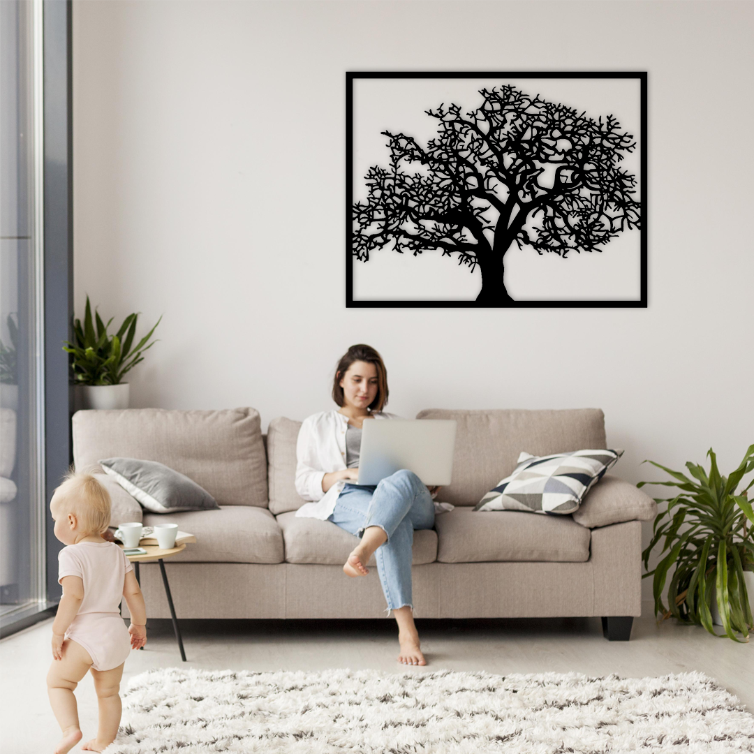 Installation sur un mur d'une décoration murale en métal finition noire, modèle Cadre arbre de vie