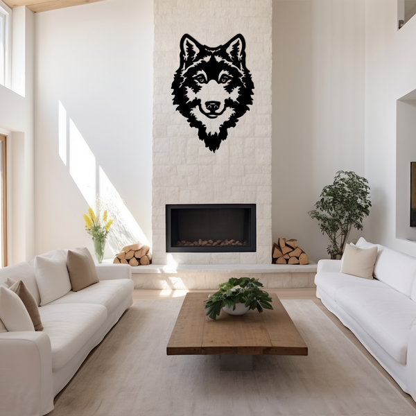 Installation sur un mur d'une décoration murale en métal finition noire, modèle Tête de loup